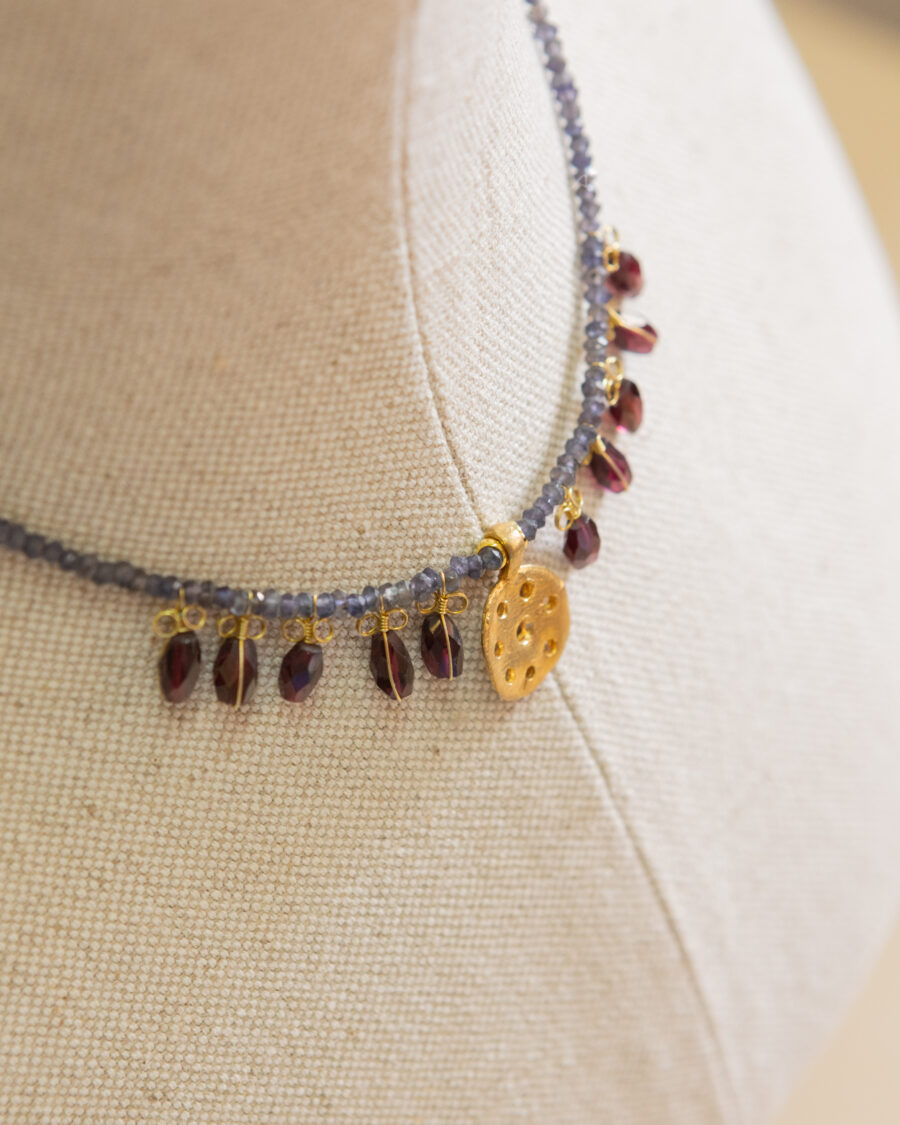 Collar de plata, chapado en oro, con piedras naturales 
