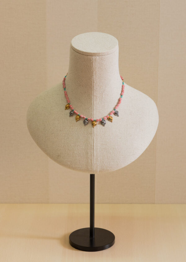 Collar de piedras naturales con abalorios de plata chapado en oro