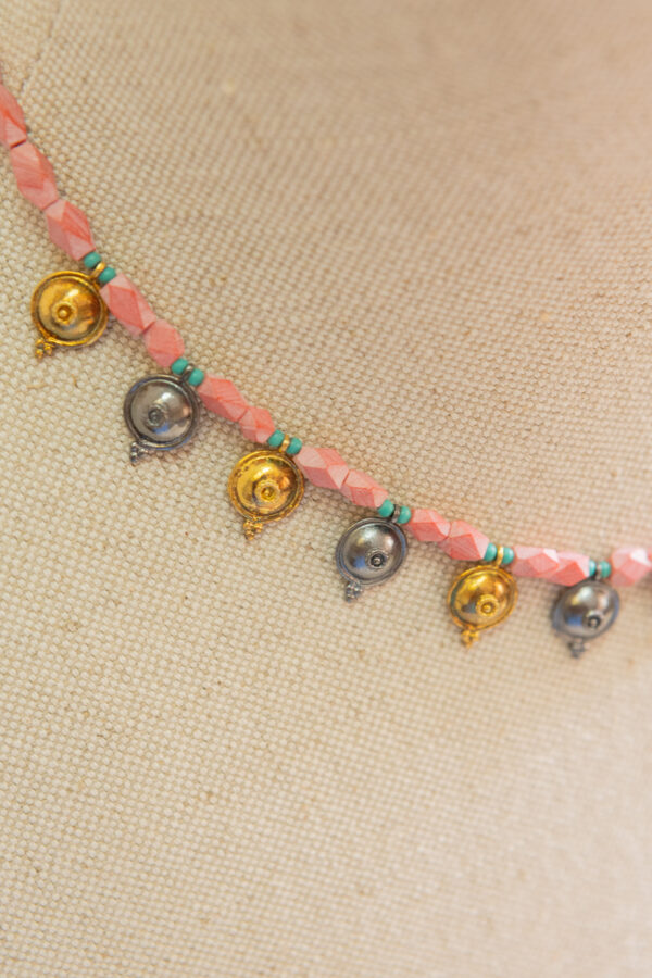 Collar de piedras naturales con abalorios de plata chapado en oro
