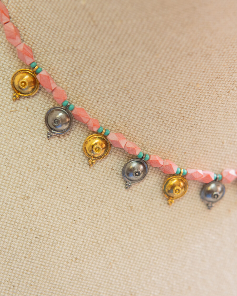 Collar de piedras naturales con abalorios de plata chapado en oro