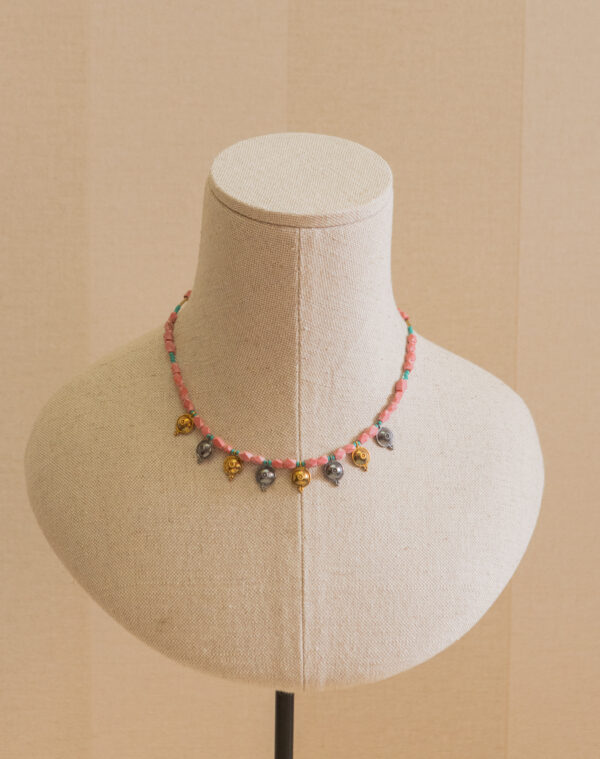 Collar de piedras naturales con abalorios de plata chapado en oro