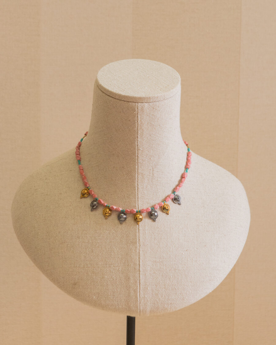 Collar de piedras naturales con abalorios de plata chapado en oro