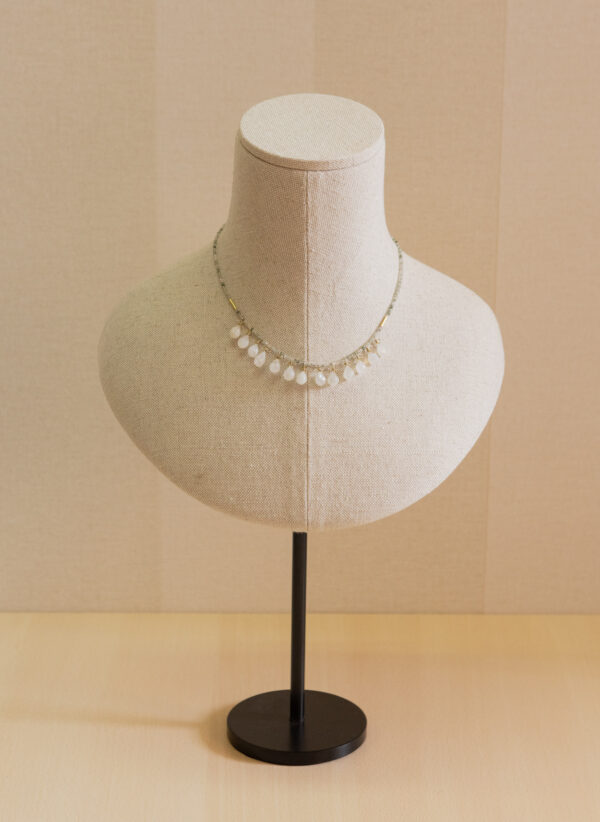 Collar de plata chapado en oro,  con colgantes de piedra natural 