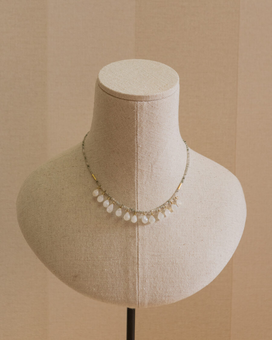 Collar de plata chapado en oro,  con colgantes de piedra natural 