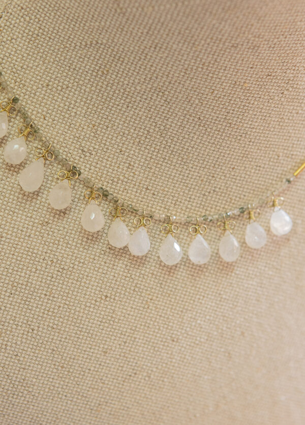 Collar de plata chapado en oro,  con colgantes de piedra natural 