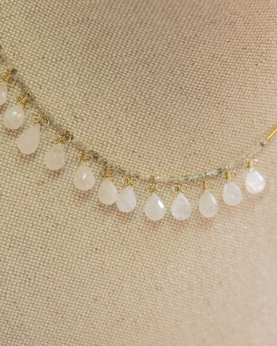Collar de plata chapado en oro,  con colgantes de piedra natural 