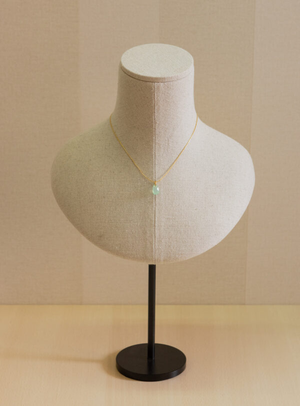 Collar de plata chapado en oro,  con colgante de piedra natural 