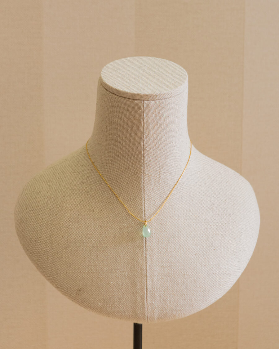 Collar de plata chapado en oro,  con colgante de piedra natural 