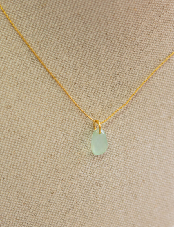 Collar de plata chapado en oro,  con colgante de piedra natural 