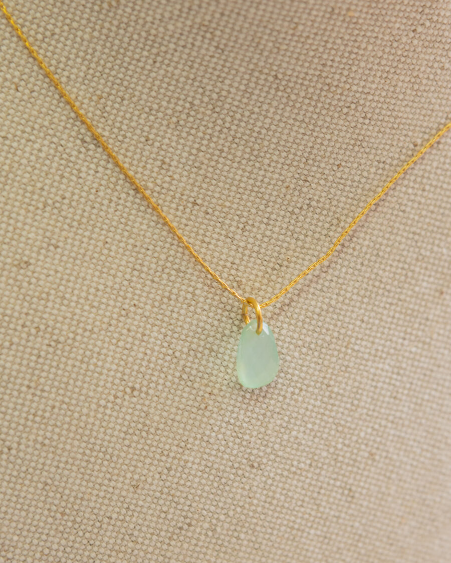 Collar de plata chapado en oro,  con colgante de piedra natural 