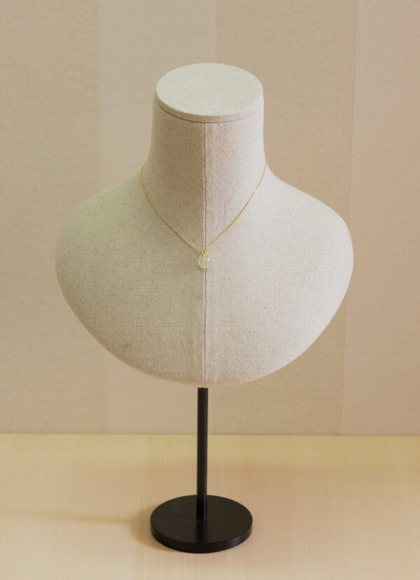 Collar de plata chapado en oro,  con colgante de piedra natural