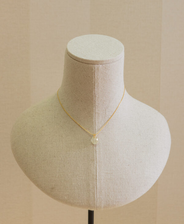 Collar de plata chapado en oro,  con colgante de piedra natural