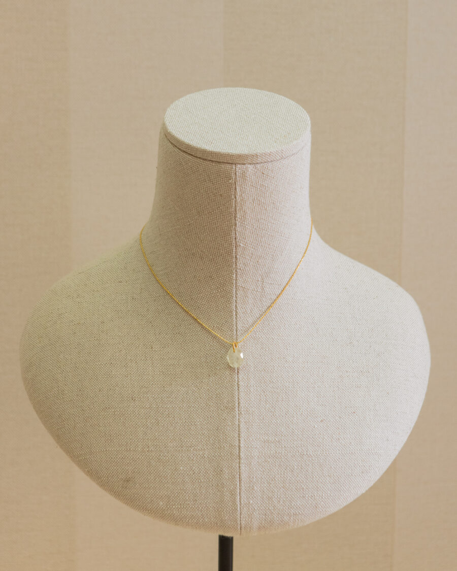 Collar de plata chapado en oro,  con colgante de piedra natural