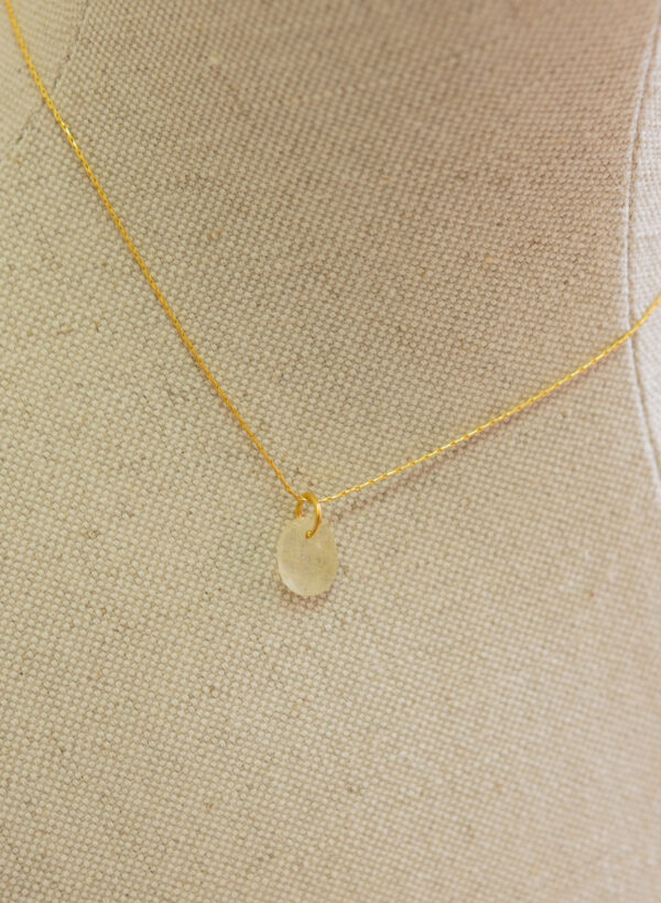 Collar de plata chapado en oro,  con colgante de piedra natural