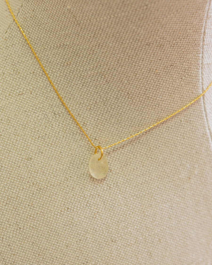 Collar de plata chapado en oro,  con colgante de piedra natural