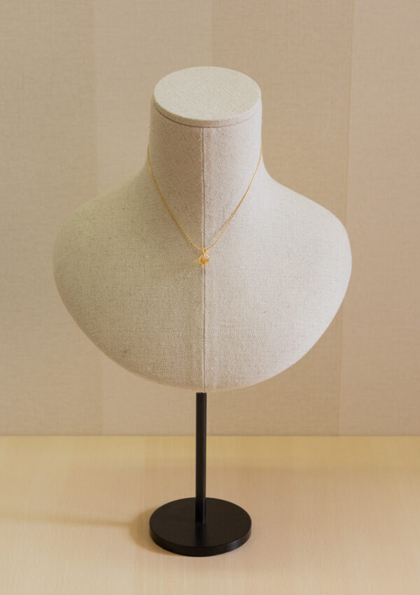 Collar de plata chapado en oro,  con colgante de piedra natural