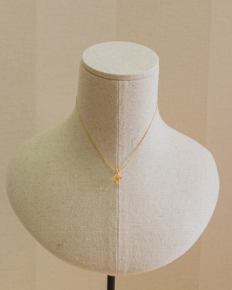 Collar de plata chapado en oro,  con colgante de piedra natural