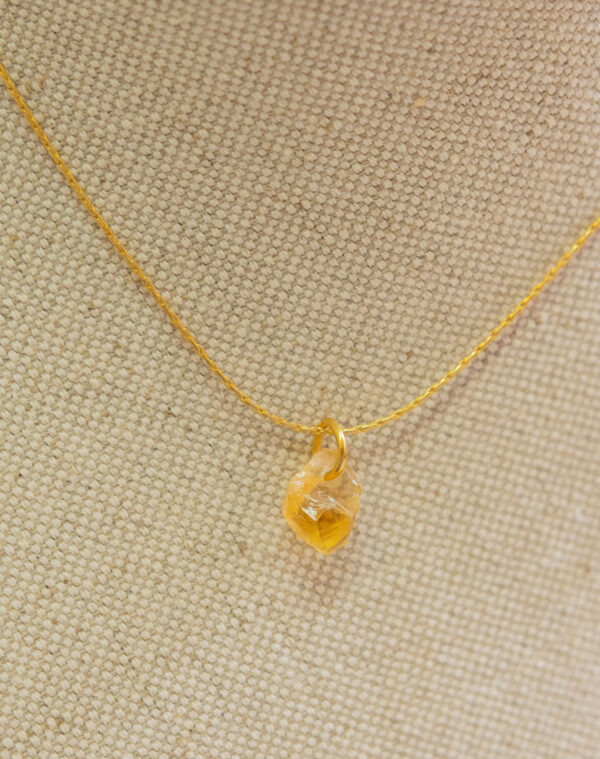 Collar de plata chapado en oro,  con colgante de piedra natural