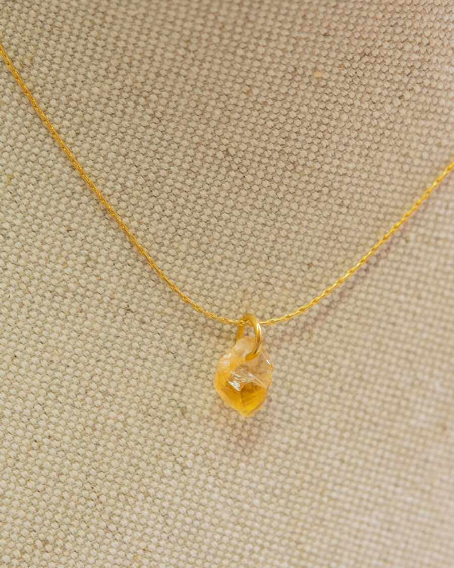 Collar de plata chapado en oro,  con colgante de piedra natural
