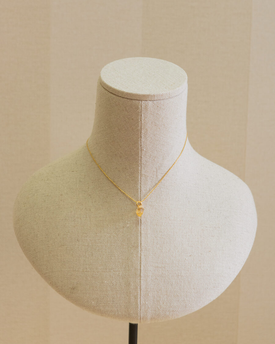 Collar de plata chapado en oro,  con colgante de piedra natural