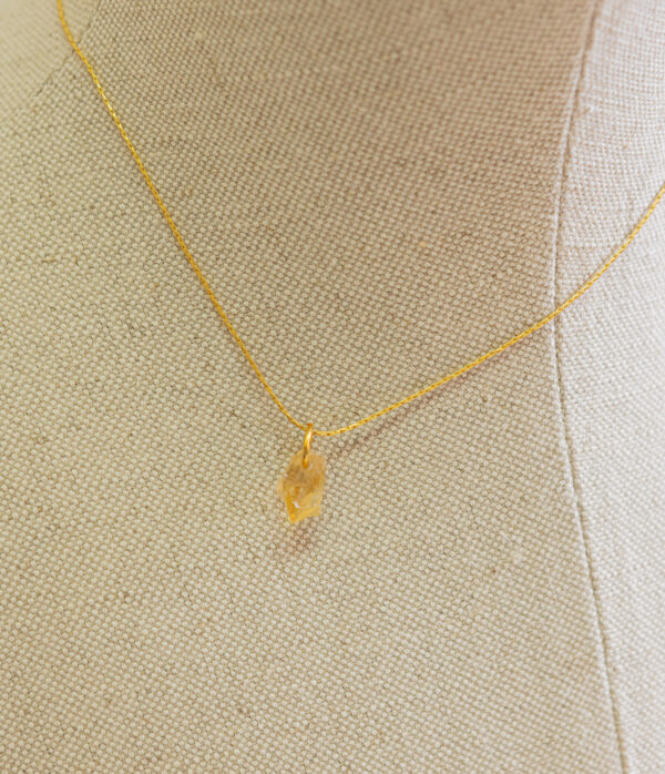 Collar de plata chapado en oro,  con colgante de piedra natural