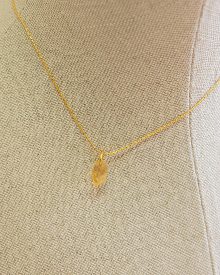 Collar de plata chapado en oro,  con colgante de piedra natural