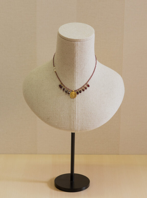 Collar de plata chapado en oro,  con colgante de moneda y piedras naturales engarzadas 
