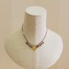 Collar de plata chapado en oro,  con colgante de moneda y piedras naturales engarzadas 