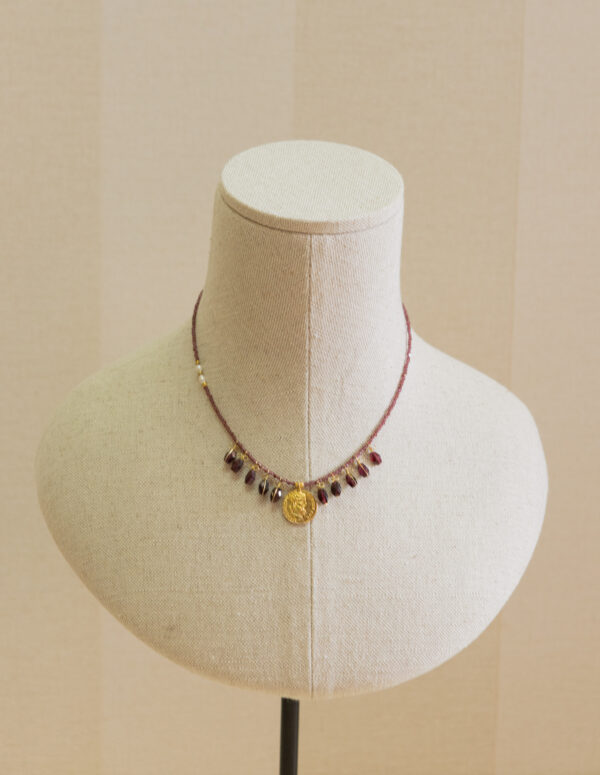 Collar de plata chapado en oro,  con colgante de moneda y piedras naturales engarzadas 