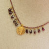 Collar de plata chapado en oro,  con colgante de moneda y piedras naturales engarzadas 
