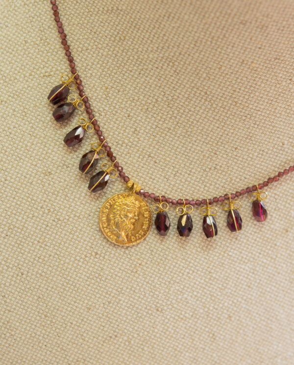 Collar de plata chapado en oro,  con colgante de moneda y piedras naturales engarzadas 