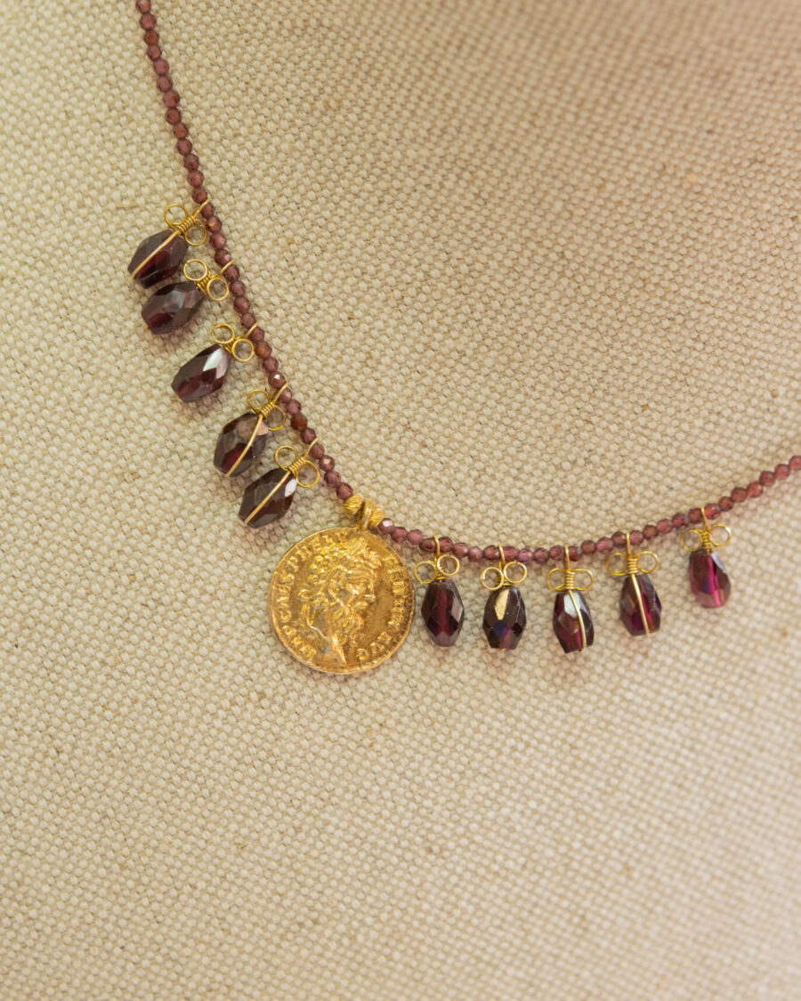 Collar de plata chapado en oro,  con colgante de moneda y piedras naturales engarzadas 