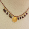 Collar de plata chapado en oro,  con colgante de moneda y piedras naturales engarzadas 