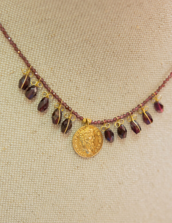 Collar de plata chapado en oro,  con colgante de moneda y piedras naturales engarzadas 