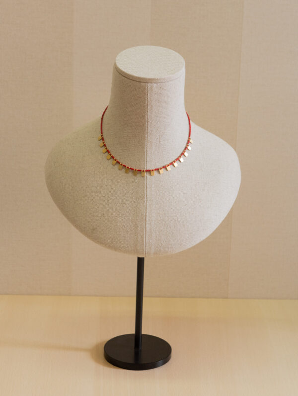 Collar con abalorios orgánicos y detalles de plata chapados en oro