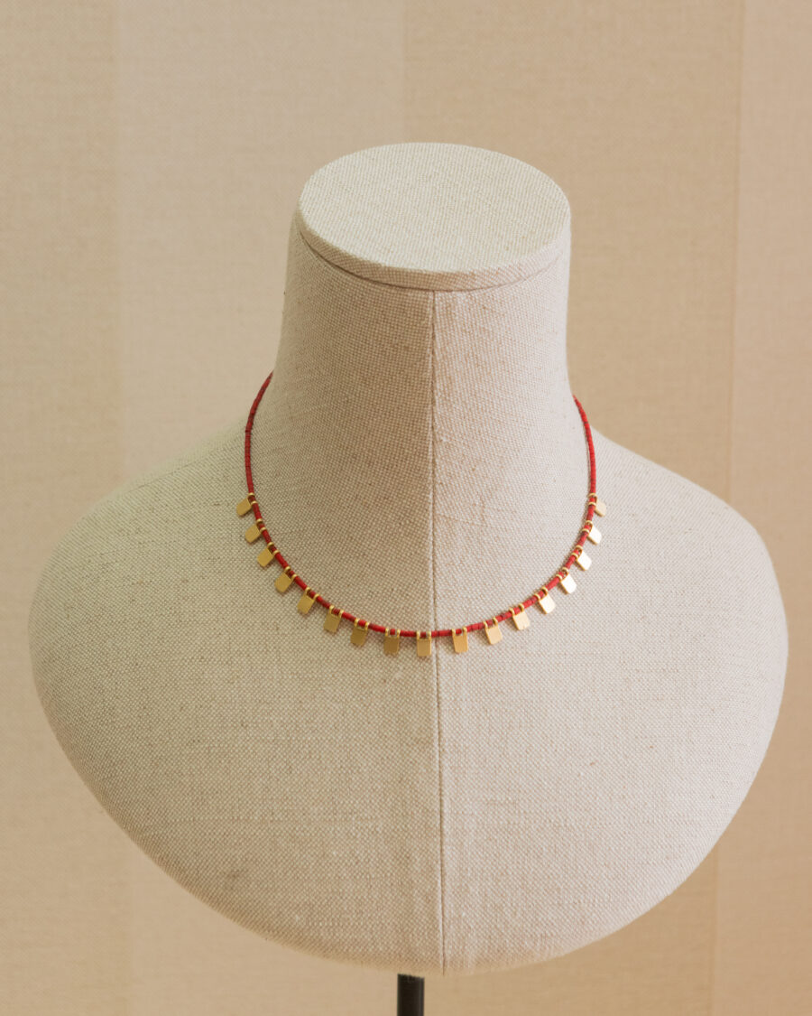 Collar con abalorios orgánicos y detalles de plata chapados en oro