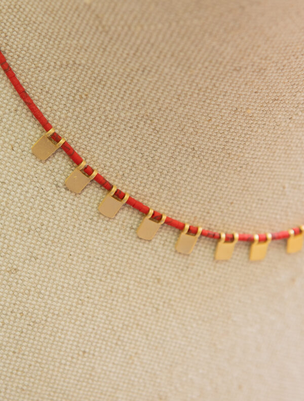 Collar con abalorios orgánicos y detalles de plata chapados en oro