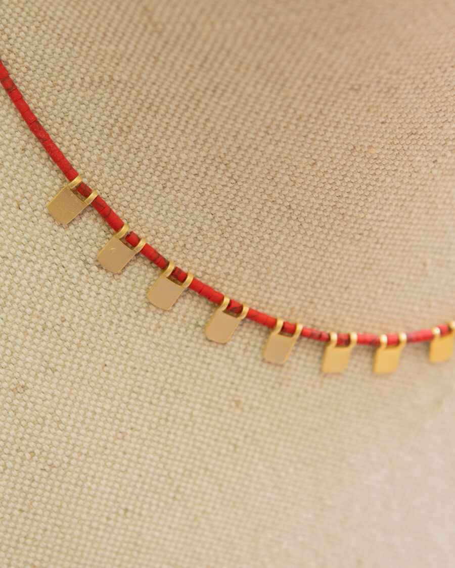 Collar con abalorios orgánicos y detalles de plata chapados en oro