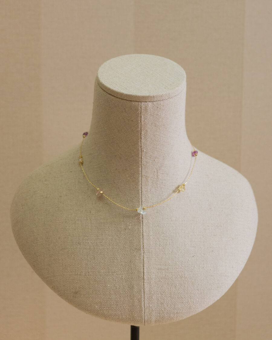 Collar de plata chapado en oro, con piedras naturales 