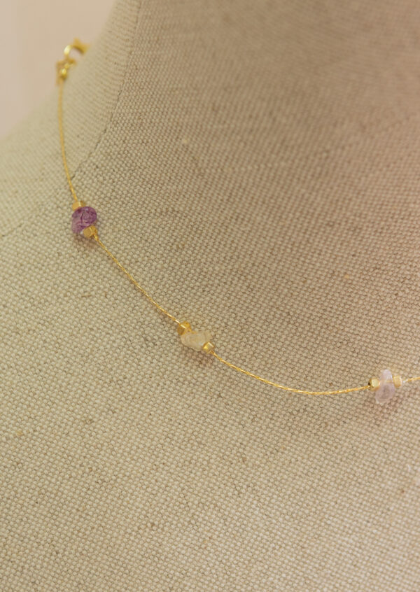 Collar de plata chapado en oro, con piedras naturales 