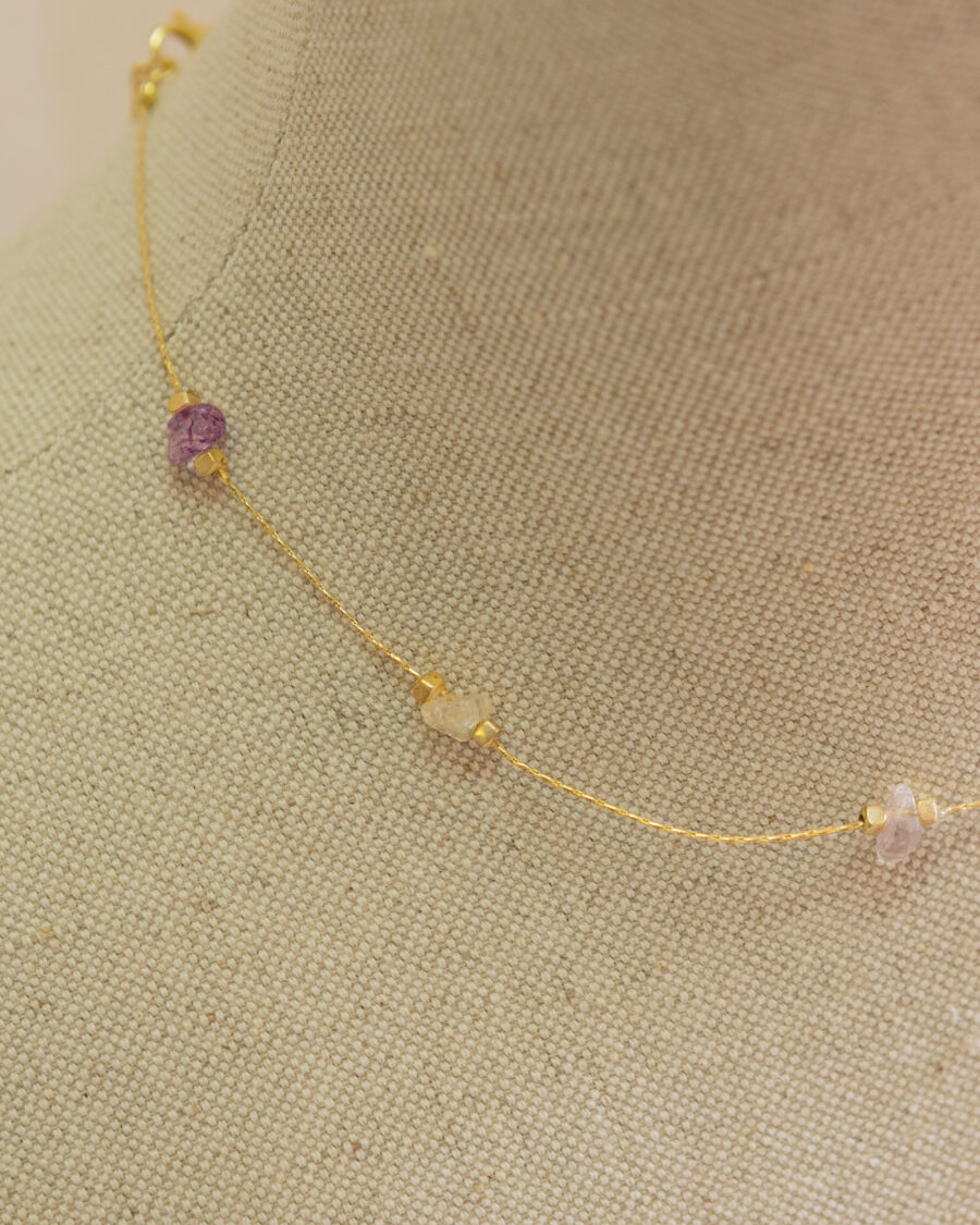 Collar de plata chapado en oro, con piedras naturales 