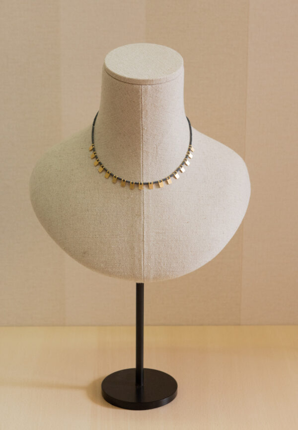 Collar con abalorios orgánicos y detalles de plata chapados en oro