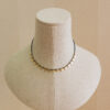 Collar con abalorios orgánicos y detalles de plata chapados en oro