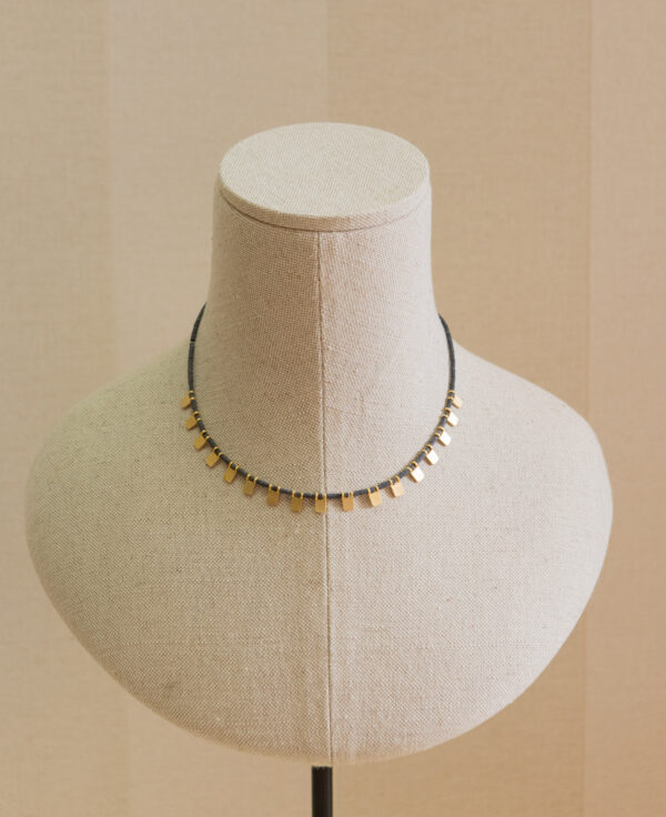 Collar con abalorios orgánicos y detalles de plata chapados en oro
