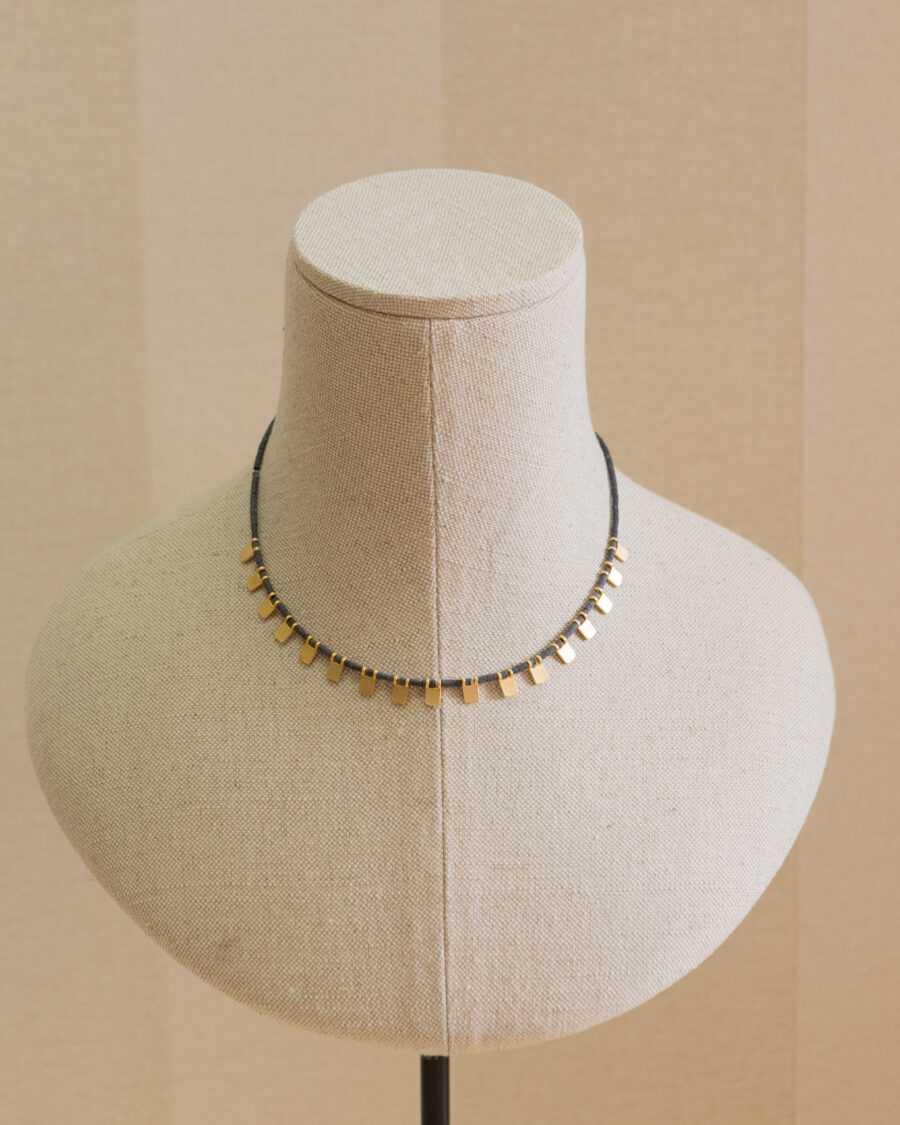 Collar con abalorios orgánicos y detalles de plata chapados en oro
