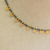 Collar con abalorios orgánicos y detalles de plata chapados en oro