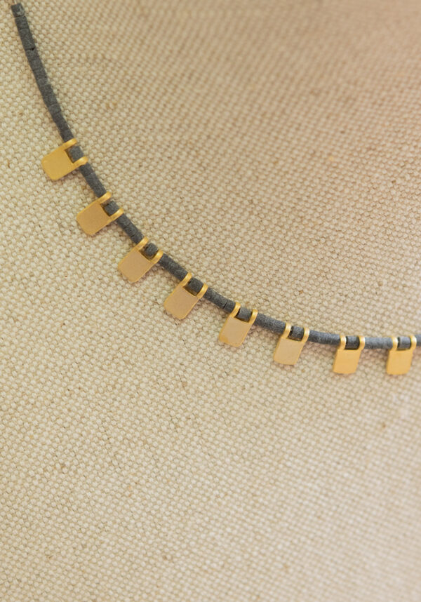 Collar con abalorios orgánicos y detalles de plata chapados en oro