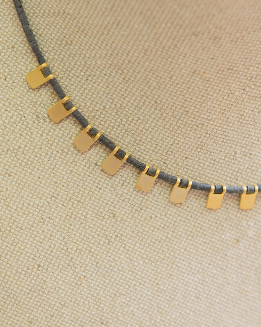 Collar con abalorios orgánicos y detalles de plata chapados en oro