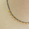 Collar con abalorios orgánicos y detalles de plata chapados en oro