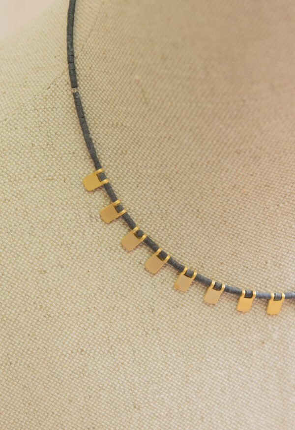 Collar con abalorios orgánicos y detalles de plata chapados en oro